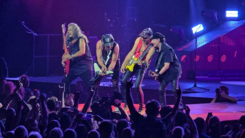 Видео концертного тура группы "Scorpions"